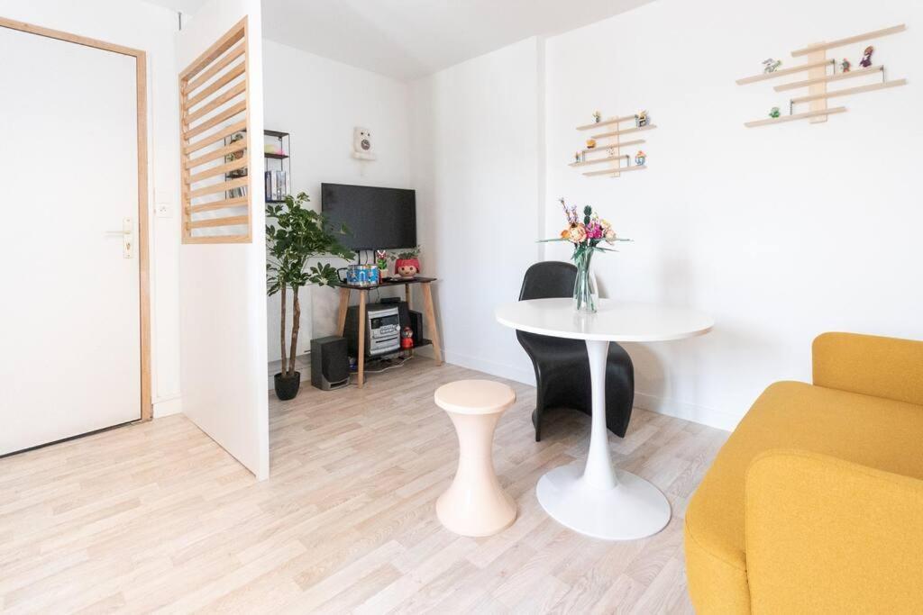 Apartmán Souvenirs D'Enfance-La Bonne Marienne-La Madeleine Angers Exteriér fotografie